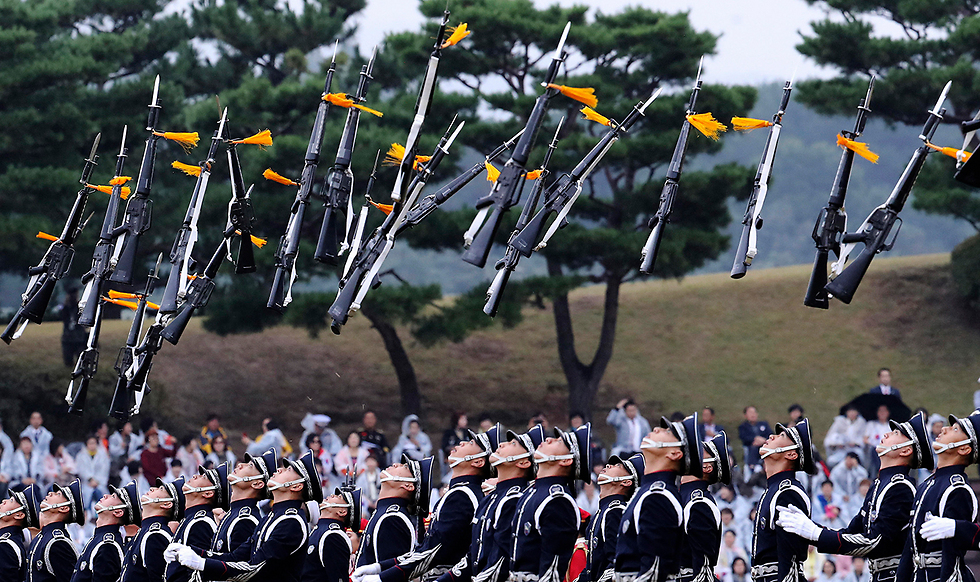 משמר כבוד צבאי בדרום קוריאה (צילום: AP) (צילום: AP)