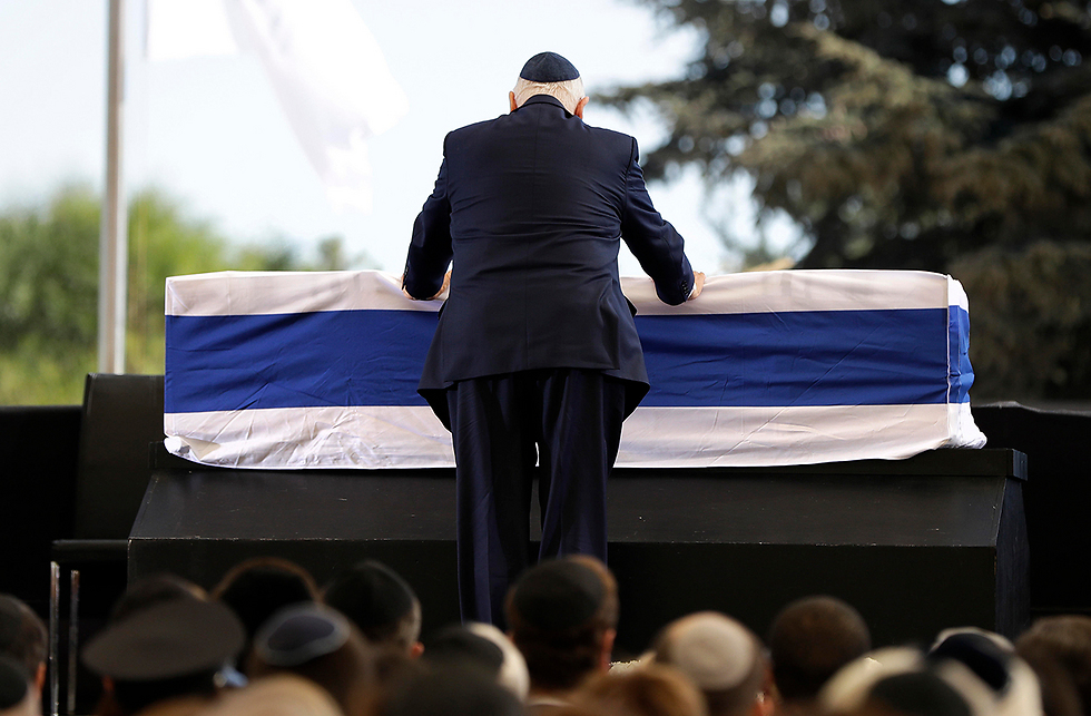 נשיא מדינת ישראל ראובן ריבלין נפרד מהנשיא לשעבר שמעון פרס בהלווייתו של פרס (צילום: AP) (צילום: AP)