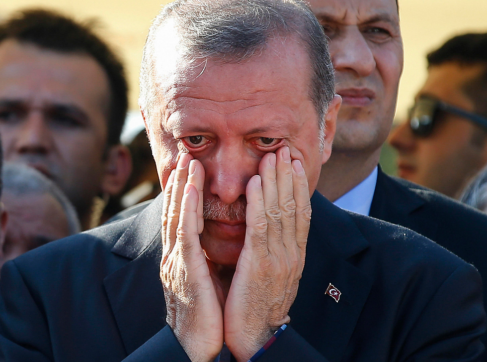 נשיא טורקיה ארדואן מוחה דמעות בהלוויית הרוגים שיצאו להתנגד לניסיון ההפיכה (צילום: AP) (צילום: AP)