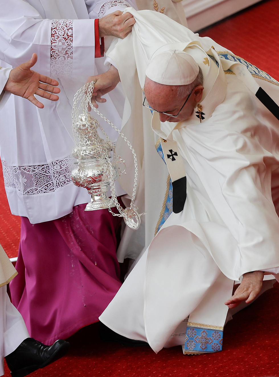 האפיפיור פרנסיסקוס מועד בטקס בפולין (צילום: AP) (צילום: AP)