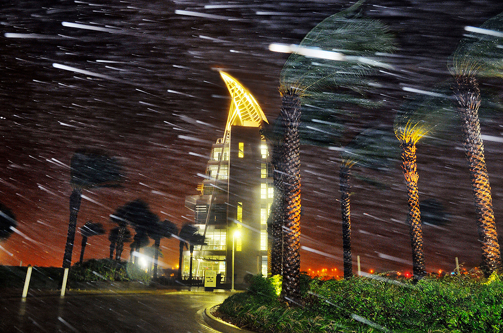 גשם כבד ורוח עזה כשהוריקן מתיו מכה בפלורידה (צילום: AP) (צילום: AP)