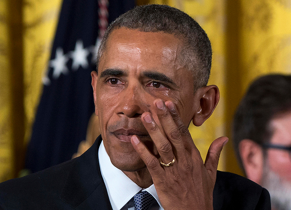 נשיא ארה"ב ברק אובמה מזיל דמעות בעודו מדבר על הצורך בצעדים להגבלת הנשק (צילום: AP) (צילום: AP)
