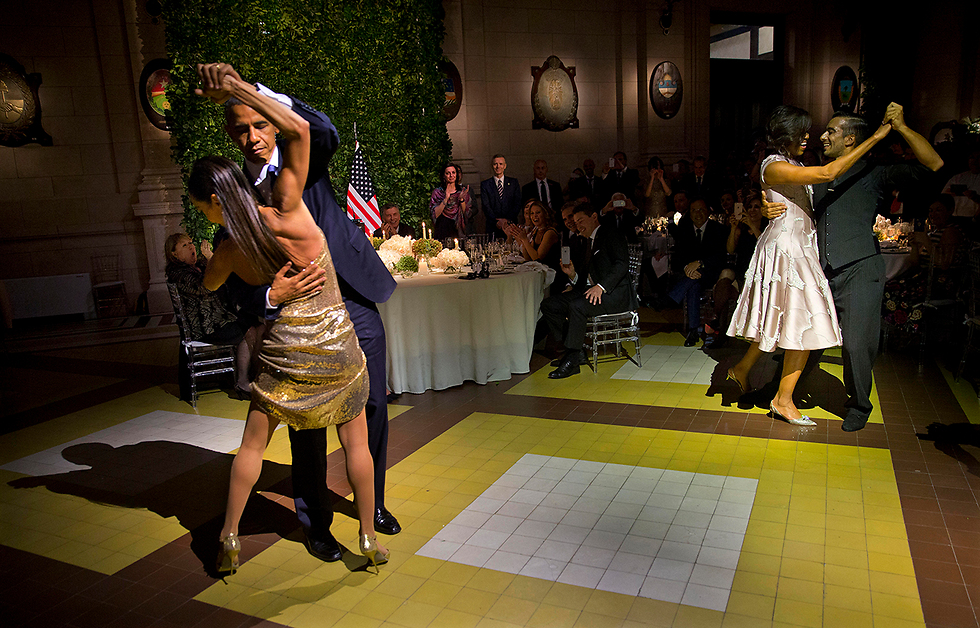נשיא ארה"ב אובמה ורעייתו מישל רוקדים טנגו עם רקדנים מקצוענים במהלך ארוחת ערב ממלכתית בבואנוס איירס (צילום: AP) (צילום: AP)
