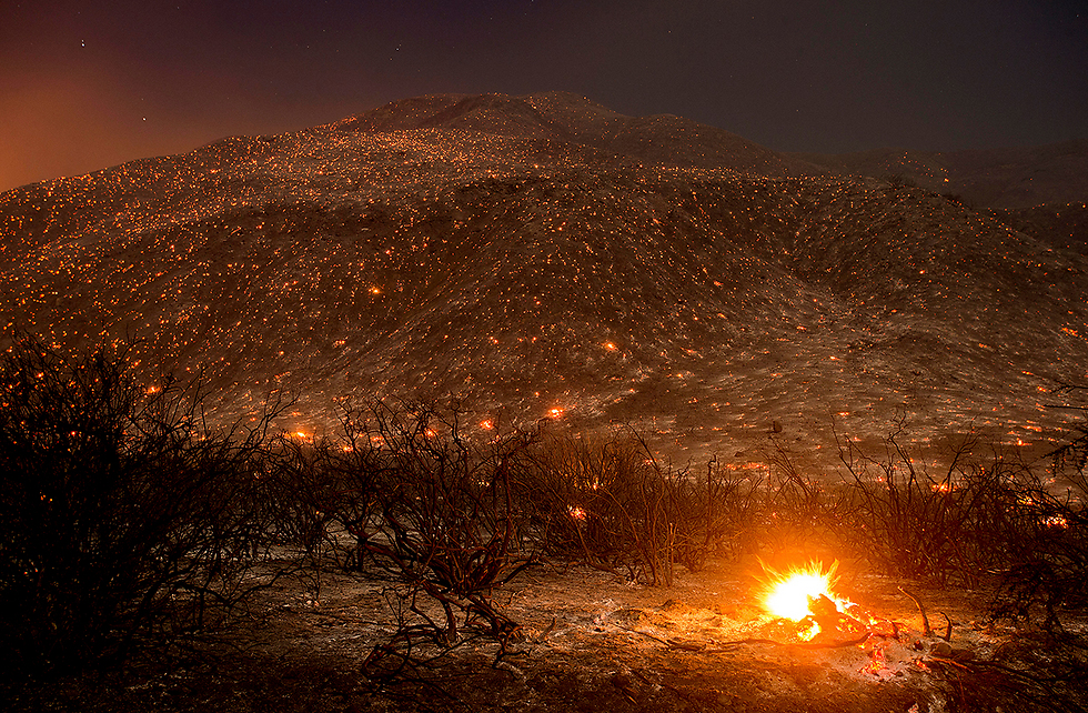 אש בוערת בשריפה בקליפורניה (צילום: AP) (צילום: AP)