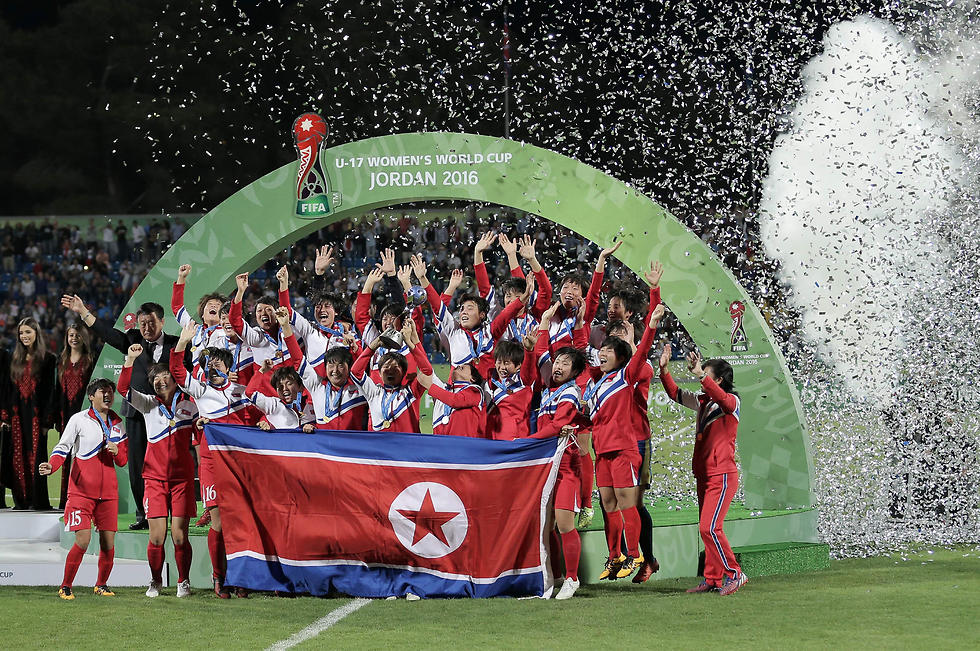 נשות צפון קוריאה עד גיל 17 חוגגות זכייה בגביע העולם (צילום: AFP) (צילום: AFP)