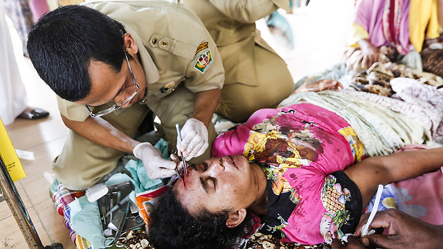 Treating the wounded (Photo: EPA)