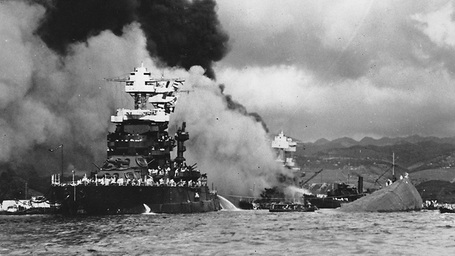 אוניית הקרב "אוקלהומה" שוקעת אחרי הפגיעה (צילום: AP) (צילום: AP)