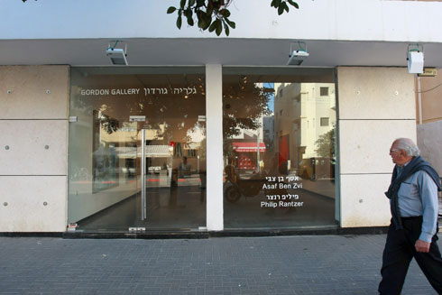 חזית הגלריה ברחוב בן יהודה. חלון הזכוכית מאפשר לראות את התערוכה המוצגת בפנים (צילום: שאול גולן)