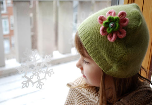 כובע מקושט בפרח תוצרת בית (צילום: merrimentdesign.com)