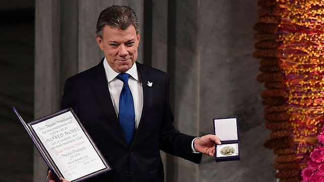 סנטוס עם פרס נובל (צילום: AFP) (צילום: AFP)