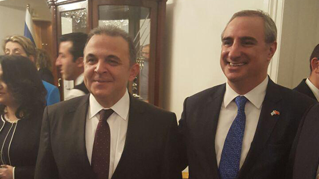 Israeli ambassador to Turkey Eitan Na'eh (right) with Turkish ambassador to Israel Kemal Okem (left)