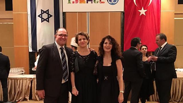 בני הזוג אלמגור הפנר עם אמירה אורון, סגנית שגריר ישראל בטורקיה  ()