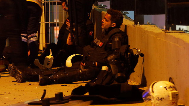 יעד לפיגוע. שוטרים פצועים באיסטנבול (צילום: רויטרס) (צילום: רויטרס)