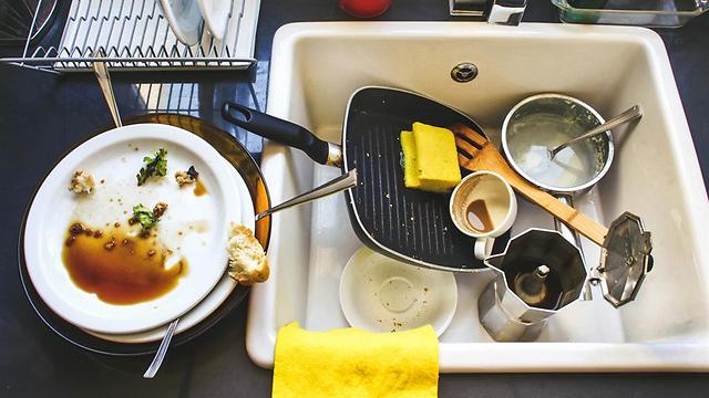 לפני שאתם מכניסים את הכלים למדיח, תפרידו מהם שאריות מזון  (צילום: shutterstock) (צילום: shutterstock)