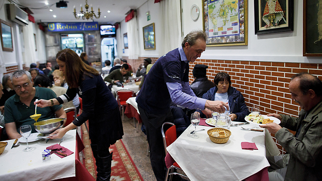 אוכלים במסעדת "רובין הוד". בבוקר אנשים מהשורה, בערב הומלסים (צילום: gettyimages) (צילום: gettyimages)