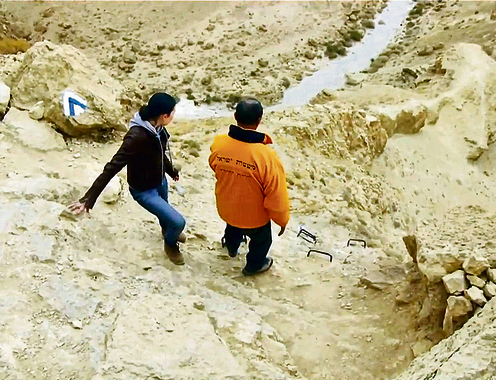 מבט מלמעלה כתבתנו אילנה קוריאל )משמאל( משחזרת עם שגיא אלי מיחידת החילוץ ערד את מסלול הירידה לנחל צאלים מבט מלמעלה כתבתנו אילנה קוריאל )משמאל( משחזרת עם שגיא אלי מיחידת החילוץ ערד את מסלול הירידה לנחל צאלים