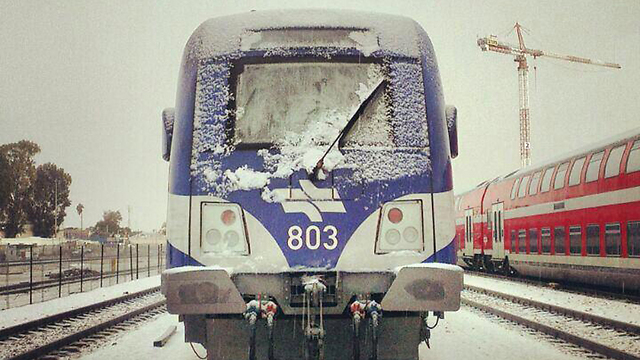 ברכבת ישראל מתכוננים למקרה של שלג בבירה. ברד על מסילת הרכבת בלוד (צילום: דוברות רכבת ישראל) (צילום: דוברות רכבת ישראל)