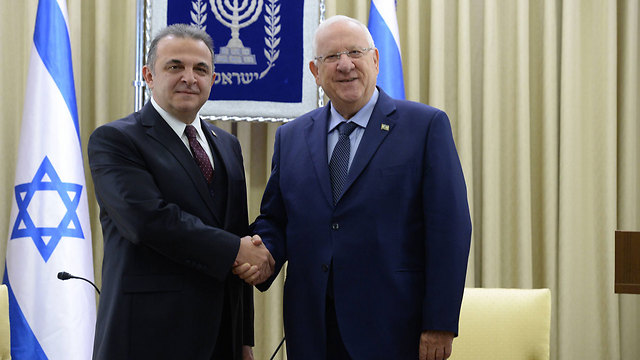 שגריר טורקיה בישראל, כמאל אוקם, עם נשיא המדינה ריבלין (צילום: מארק ניימן/לע"מ) (צילום: מארק ניימן/לע