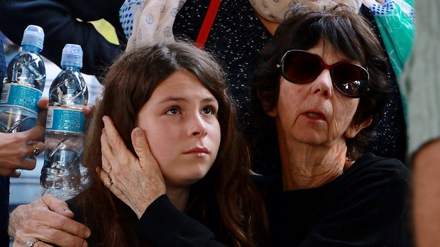 הבת והאחות נעמה (משמאל) בהלוויה (צילום: דנה קופל) (צילום: דנה קופל)