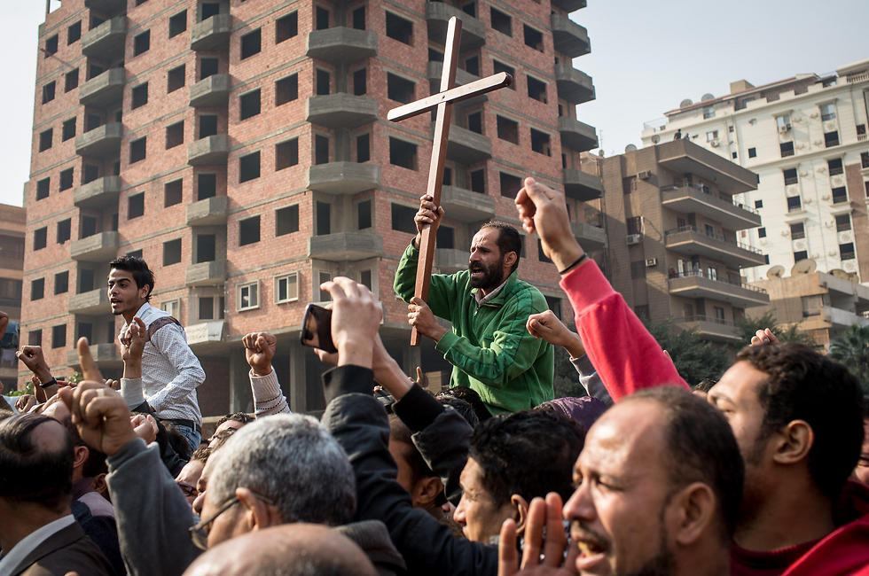 יחסים טובים עם השלטונות, אבל חיכוך גדול עם הרוב המוסלמי במדינה. נוצרים קופטים בקהיר (צילום: Getty Images) (צילום: Getty Images)