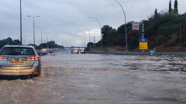 Flooded roads at the Poleg Interchange (Photo: Police)