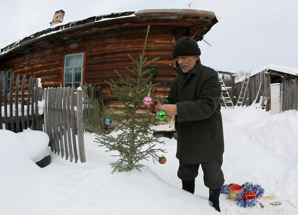מקשט את העץ לקראת חג המולד (צילום: רויטרס) (צילום: רויטרס)