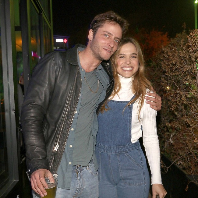 גם אנחנו היינו מחייכים ככה אם מיכאל אלוני היה מחבק אותנו (צילום: ענת מוסברג)