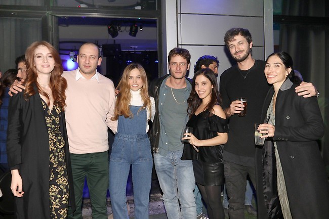 נתראה בפרימיירה. קאסט "מתים לרגע" (צילום: ענת מוסברג)