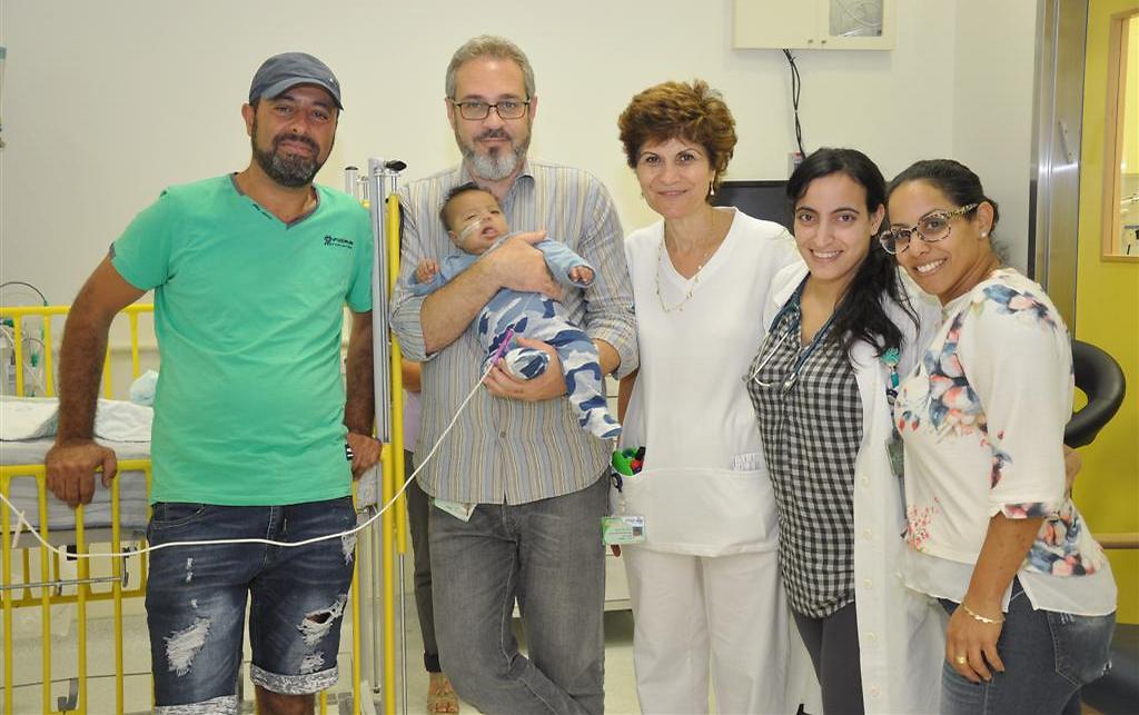 ד"ר מיכאל צ'יגרינסקי וצוות היחידה לטיפול נמרץ ילדים עם הלל יונתן והוריו  (צילום: בית חולים קפלן)