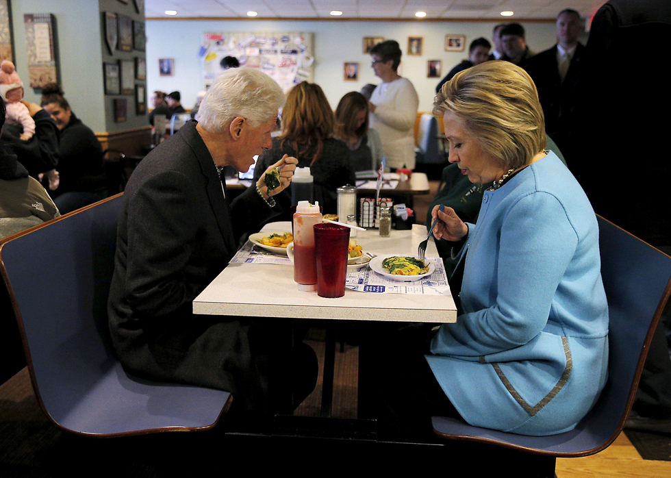 הילרי וביל קלינטון בארוחת בוקר בניו המפשייר (צילום: רויטרס) (צילום: רויטרס)