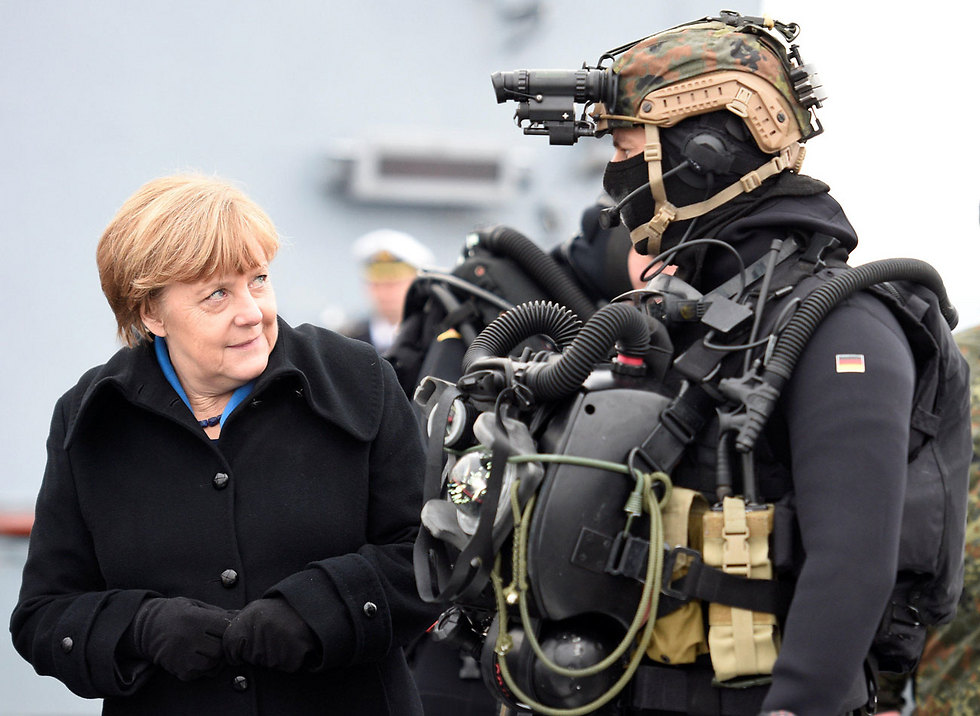 קנצלרית גרמניה אנגלה מרקל עם צוללן בבסיס חיל הים הגרמני בקיל (צילום: רויטרס) (צילום: רויטרס)