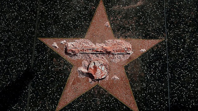 כוכבו של דונלד טראמפ הושחת בשדרת הכוכבים בהוליווד (צילום: רויטרס) (צילום: רויטרס)