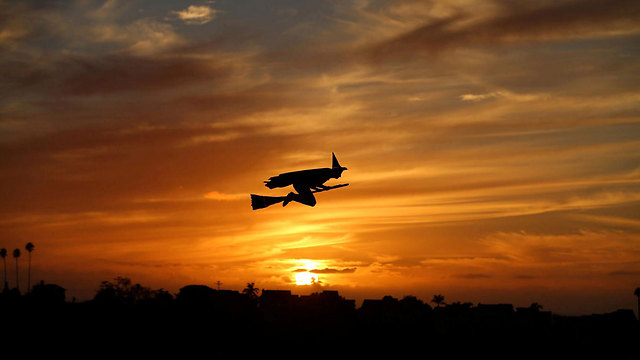 מטוס בצורת מכשפה על מטאטא טס בשמי קליפורניה לקראת ליל כל הקדושים (צילום: רויטרס) (צילום: רויטרס)