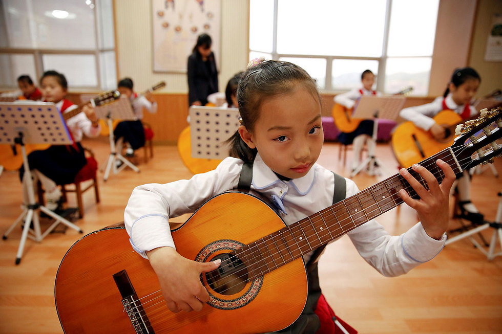 ילדות מנגנות בגיטרה בצפון קוריאה (צילום: רויטרס) (צילום: רויטרס)