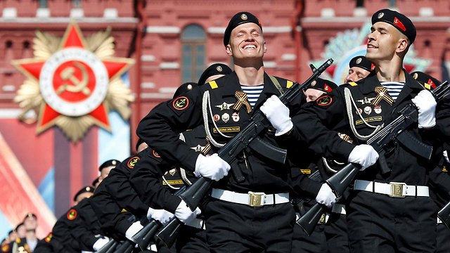 חיילים רוסים וחיוך גדול במצעד לציון יום הניצחון על הנאצים, מוסקבה (צילום: רויטרס) (צילום: רויטרס)