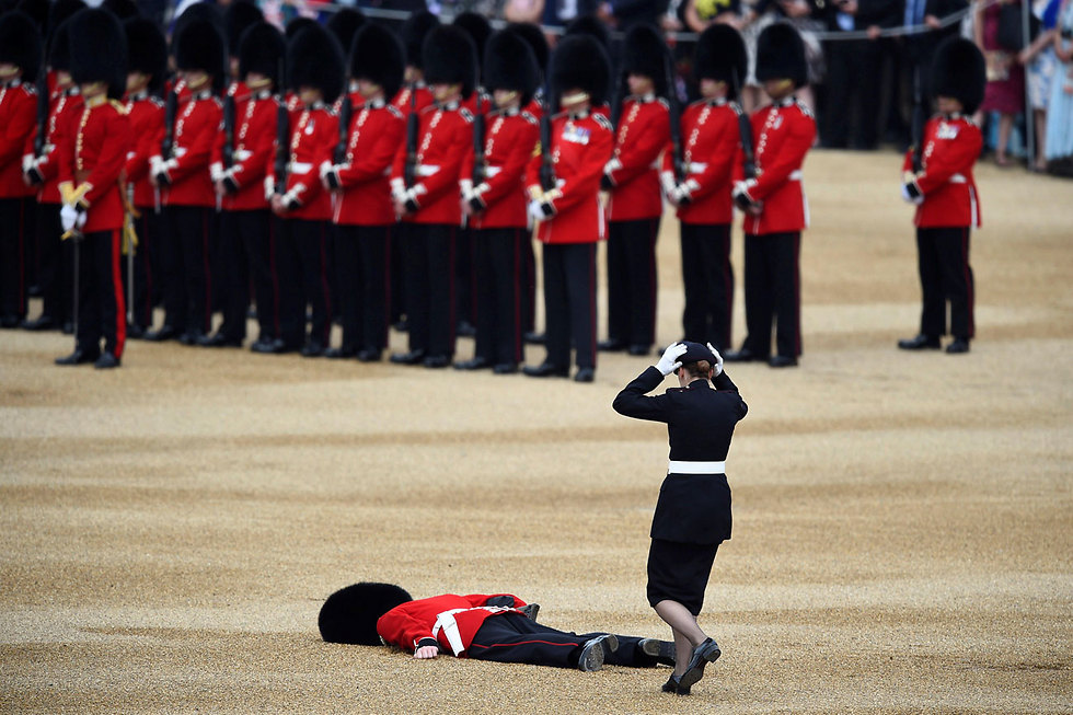 בריטניה: חיילי המלכה עומדים מתוחים - חוץ מאחד, שהתעלף (צילום: רויטרס) (צילום: רויטרס)