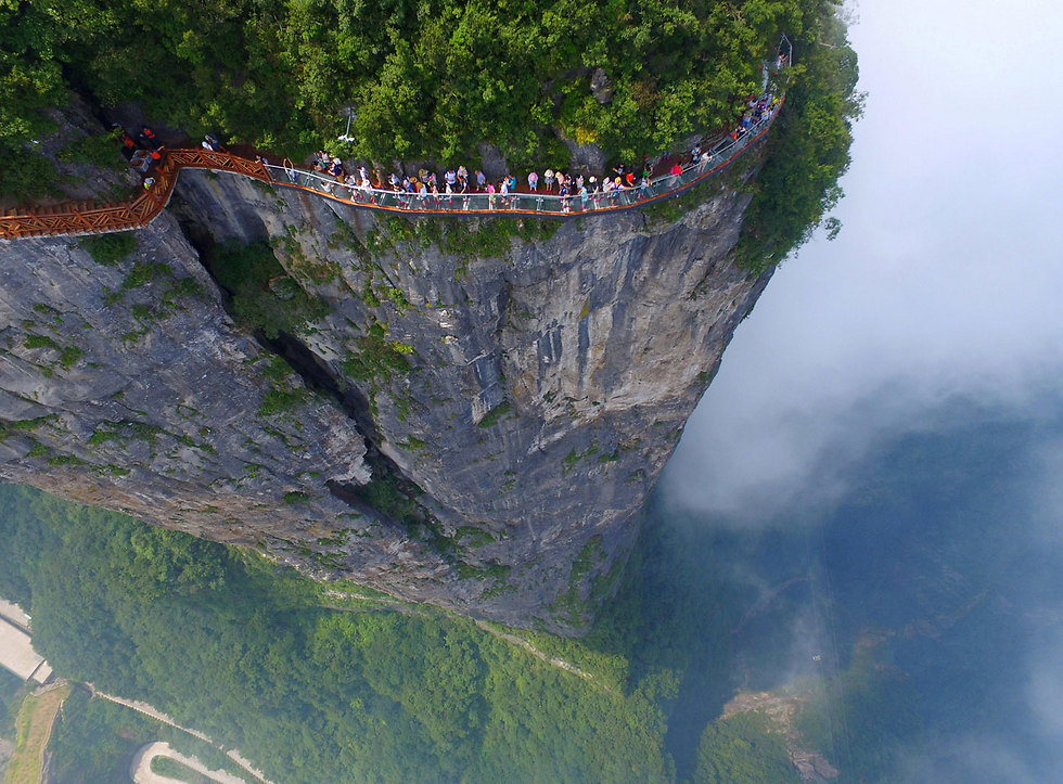 פחד גבהים: צועדים במצפה במחוז הואן, סין (צילום: רויטרס) (צילום: רויטרס)