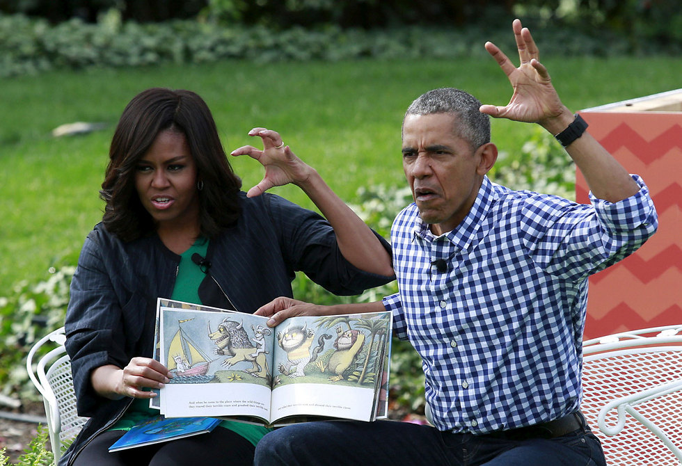 נשיא ארה"ב ברק אובמה והגברת הראשונה מישל אובמה מקריאים סיפור לילדים בבית הלבן (צילום: רויטרס) (צילום: רויטרס)