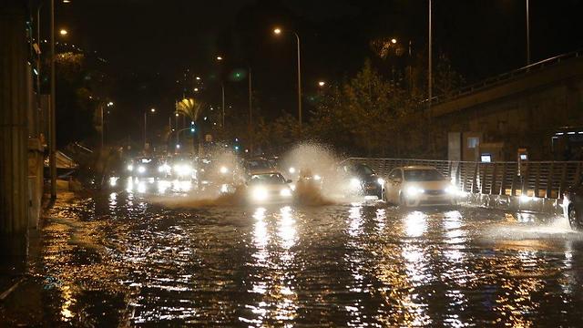הצפה באזור גשר פז בחיפה  (צילום: אלעד גרשגורן) (צילום: אלעד גרשגורן)
