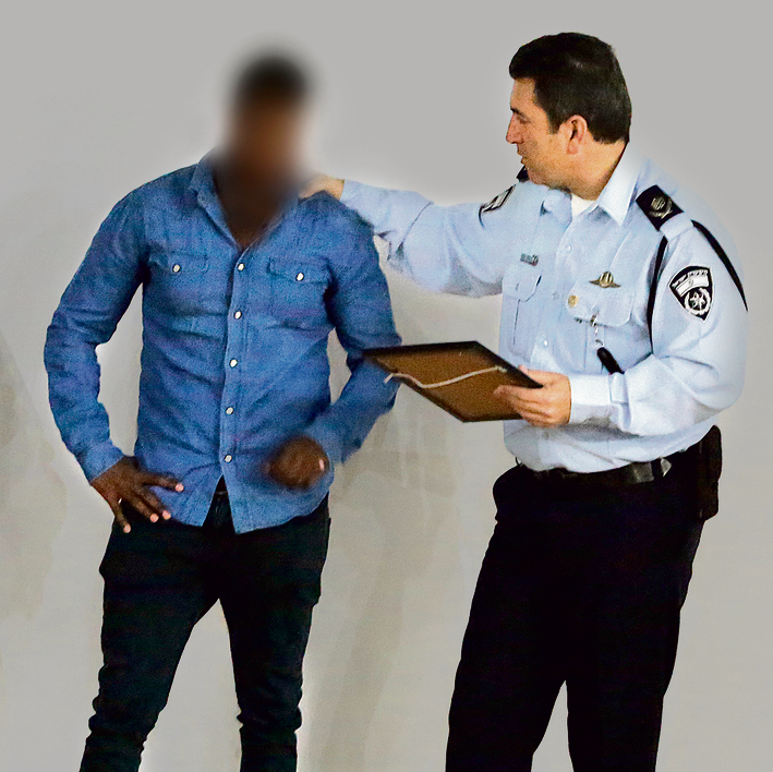 מפקד מחוז ירושלים, ניצב יורם הלוי , מעניק את תעודת השוטר ל־ד'