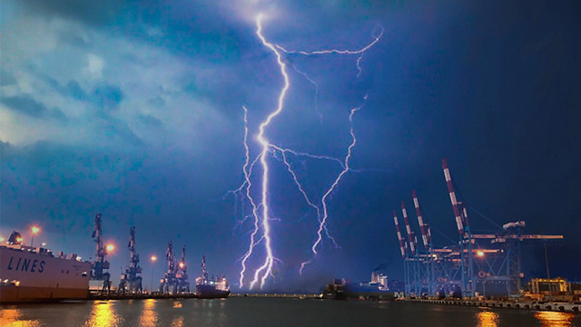 Lightning in Ashdod port (Photo: Shabtai Tal) (Photo: Shabtai Tal)