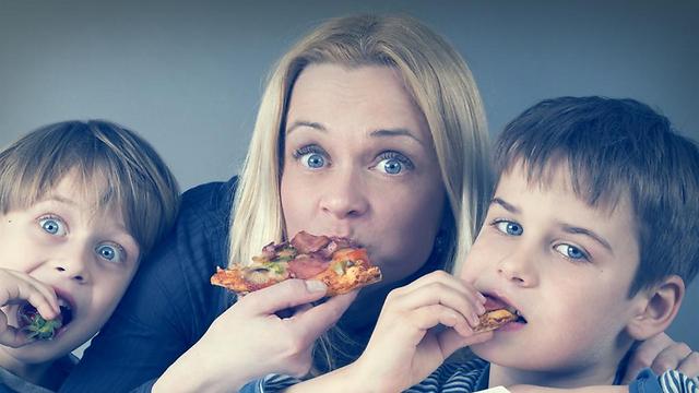 מנשנשים מהאוכל של הילדים? לשים לב למה שאוכלים (צילום: shutterstock) (צילום: shutterstock)