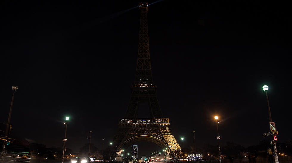 פריז מזדהה עם הסבל של תושבי חלב: כיבוי אורות במגדל אייפל הערב (צילום: AFP) (צילום: AFP)