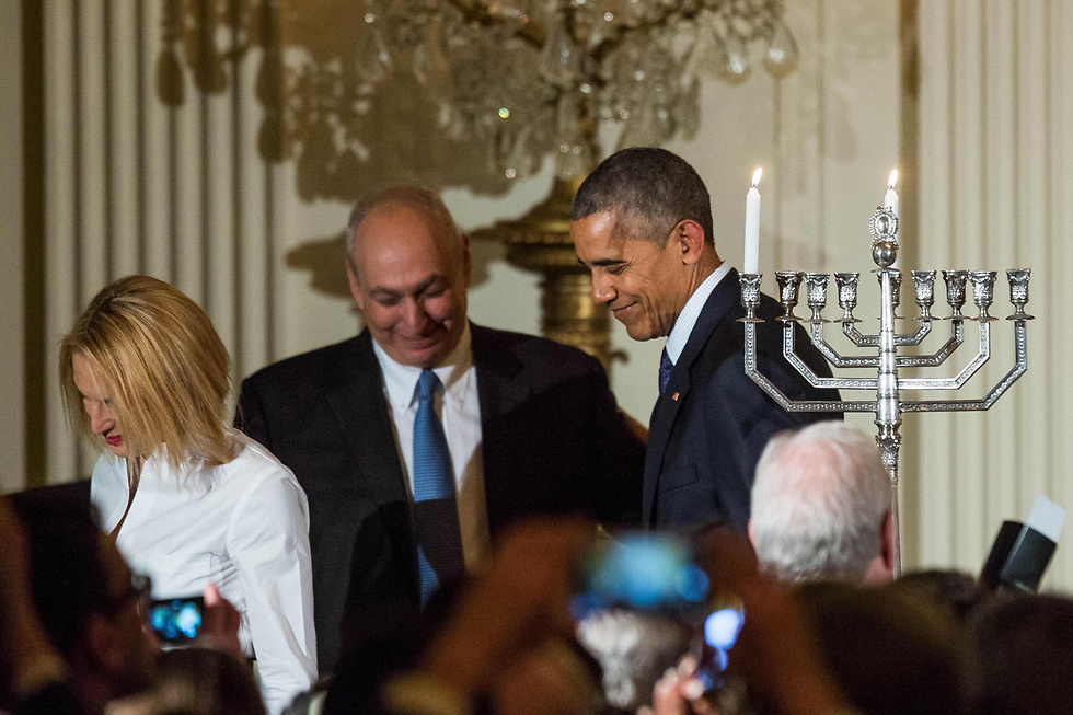 "מעין התאספות משפחתית". הנשיא אובמה עם בני משפחת פרס בטקס (צילום: AFP) (צילום: AFP)