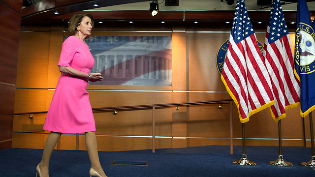 מנהיגת המיעוט הדמוקרטי בבית הנבחרים ננסי פלוסי (צילום: AP) (צילום: AP)