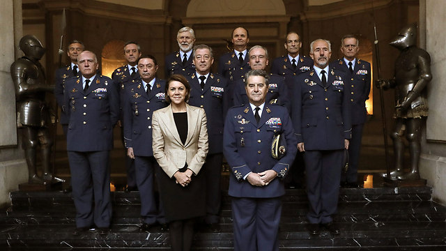 דולורס לצד אנשי הצבא הספרדי (צילום: EPA) (צילום: EPA)