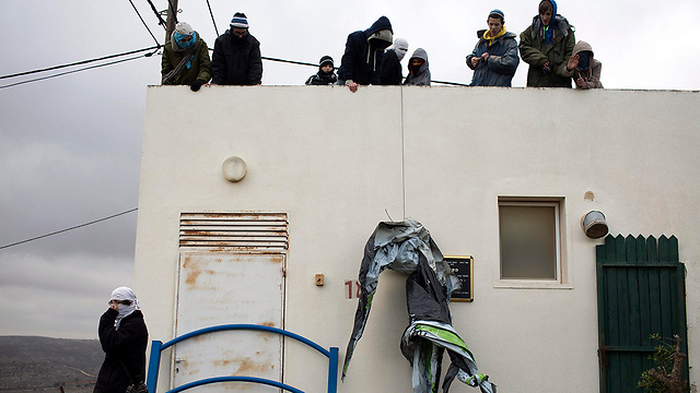 Settlers preparing for the Amona evacuation (Photo: EPA)