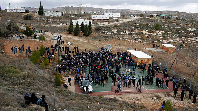 Settlers gather in Amona (Photo: EPA)