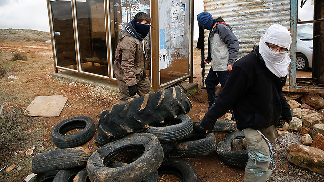 Settlers preparing for the Amona evacuation (Photo: Reuters)