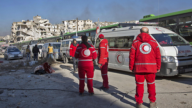 אנשי הצלב האדום מפנים פצועים (צילום: AFP) (צילום: AFP)